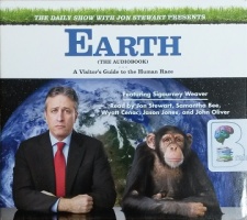 Earth (The Audiobook) - A Visitor's Guide to the Human Race written by Jon Stewart and The Daily Show performed by Jon Stewart, Sigourney Weaver, Samantha Bee and John Oliver on CD (Unabridged)